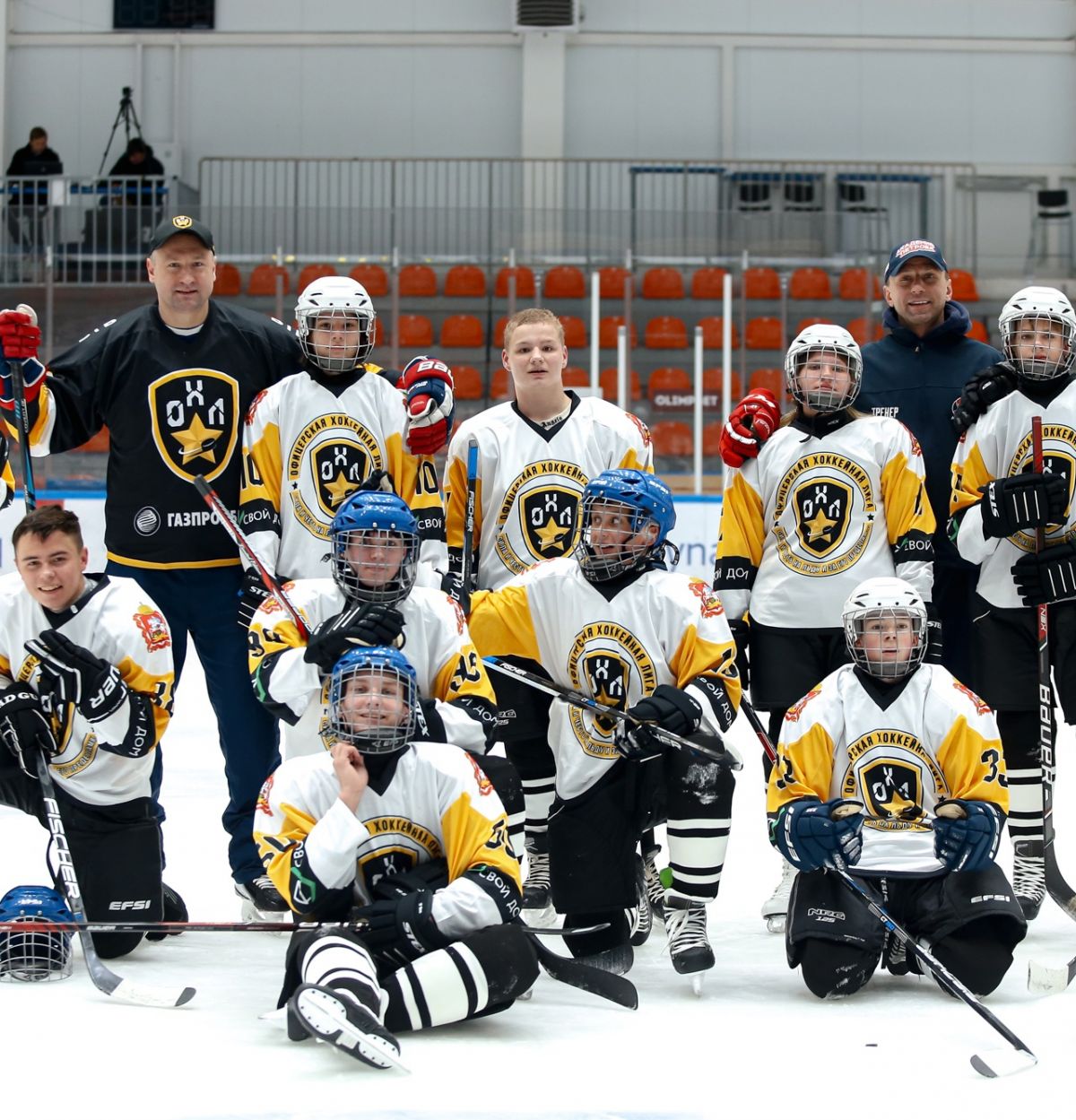 Воспитанники центров помощи стали частью офицерской хоккейной семьи.